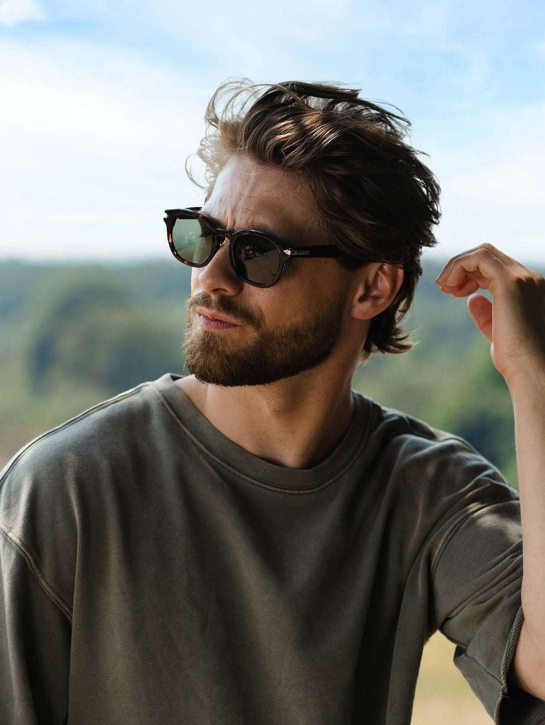 Man meet de juiste maat zonnebril voor heren met een PB Sunglasses model, waarbij de lensbreedte en pasvorm perfect aansluiten op zijn gezichtsvorm.